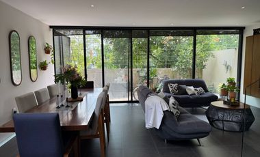 Residencia de lujo en ESQUINA dentro de coto en BOSQUES VALLARTA