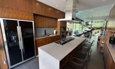 Residencia de lujo en ESQUINA dentro de coto en BOSQUES VALLARTA