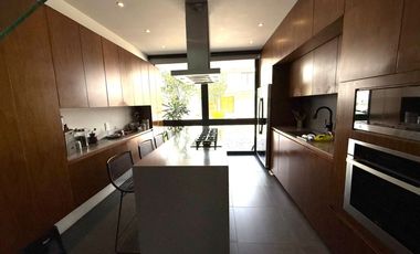 Residencia de lujo en ESQUINA dentro de coto en BOSQUES VALLARTA