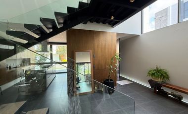 Residencia de lujo en ESQUINA dentro de coto en BOSQUES VALLARTA