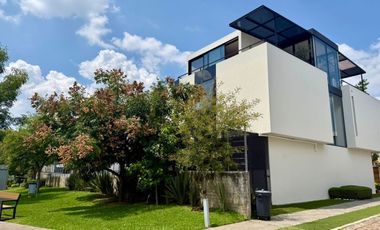 Residencia de lujo en ESQUINA dentro de coto en BOSQUES VALLARTA