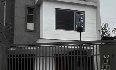 casa en venta a estrenar de 3 pisos sector Narancay baños de 5 habitaciones