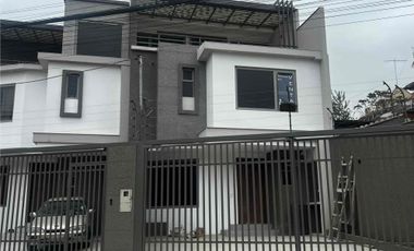 casa en venta a estrenar de 3 pisos sector Narancay baños de 5 habitaciones