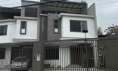 casa en venta a estrenar de 3 pisos sector Narancay baños de 5 habitaciones