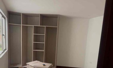 casa en venta a estrenar de 3 pisos sector Narancay baños de 5 habitaciones