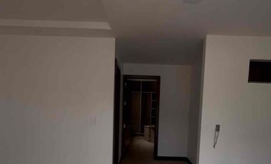 casa en venta a estrenar de 3 pisos sector Narancay baños de 5 habitaciones