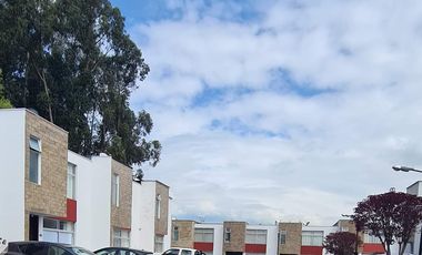 VENDO CASA CON JARDIN VALLE DE LOS CHILLOS SECTOR MIRASIERRA, CERCA A LA AV. ILALO, SAN LUIS SHOPPING, SUPERMAXI SAN GABRIEL. 3 HABITACIONES