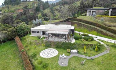 Casa campestre en Parcelación cerrada La Ceja