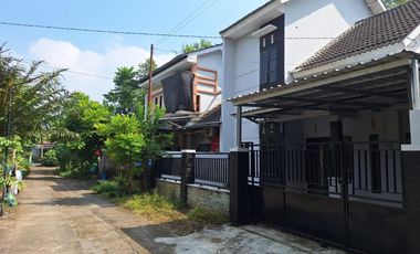 Dijual Rumah 2 Lantai 3 Kamar Tidur di Maguwojarjo Dekat Lotte Mart; Murah