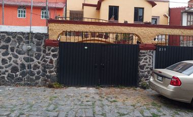 VENDO CASA DUPLEX MUY AMPLIA EN CALLE CERRADA A 10 MINUTOS DEL METROBUS EL CAMINERO EN TLALPAN