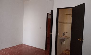 VENDO CASA DUPLEX MUY AMPLIA EN CALLE CERRADA A 10 MINUTOS DEL METROBUS EL CAMINERO EN TLALPAN