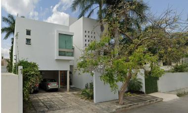 VENTA DE HERMOSA CASA EN MONTEBELLO, MÉRIDA, cerca de plazas y el centro de Mérida