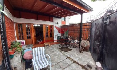 Casa de Dos Pisos Ampliada con 3 Dormitorios, 2 Baños, Villa Arturo Prat, Comuna de Quilicura.