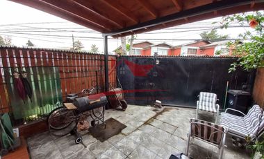 Casa de Dos Pisos Ampliada con 3 Dormitorios, 2 Baños, Villa Arturo Prat, Comuna de Quilicura.