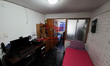 Casa de Dos Pisos Ampliada con 3 Dormitorios, 2 Baños, Villa Arturo Prat, Comuna de Quilicura.