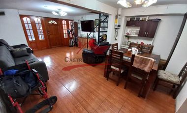 Casa de Dos Pisos Ampliada con 3 Dormitorios, 2 Baños, Villa Arturo Prat, Comuna de Quilicura.