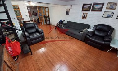 Casa de Dos Pisos Ampliada con 3 Dormitorios, 2 Baños, Villa Arturo Prat, Comuna de Quilicura.