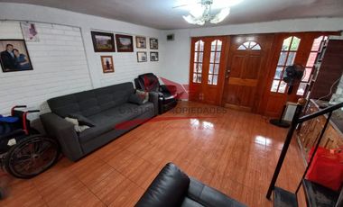Casa de Dos Pisos Ampliada con 3 Dormitorios, 2 Baños, Villa Arturo Prat, Comuna de Quilicura.