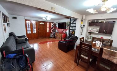 Casa de Dos Pisos Ampliada con 3 Dormitorios, 2 Baños, Villa Arturo Prat, Comuna de Quilicura.