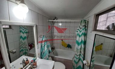 Casa de Dos Pisos Ampliada con 3 Dormitorios, 2 Baños, Villa Arturo Prat, Comuna de Quilicura.