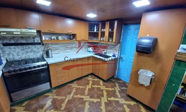 Casa de Dos Pisos con 4 Dormitorios, 1 Baño, Villa Santa Teresita, Comuna de Quilicura