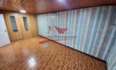 Casa de Dos Pisos con 4 Dormitorios, 1 Baño, Villa Santa Teresita, Comuna de Quilicura