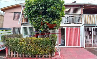 Casa de Dos Pisos con 4 Dormitorios, 1 Baño, Villa Santa Teresita, Comuna de Quilicura