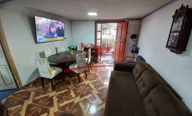 Casa de Dos Pisos con 4 Dormitorios, 1 Baño, Villa Santa Teresita, Comuna de Quilicura