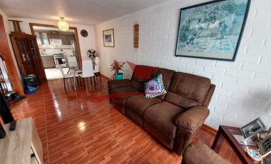 Hermosa Casa de Dos Pisos Ampliada con 2 Dormitorios, 1 Baño, Villa Los Jardines, Comuna de Quilicura.