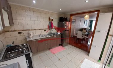 Hermosa Casa de Dos Pisos Ampliada con 2 Dormitorios, 1 Baño, Villa Los Jardines, Comuna de Quilicura.