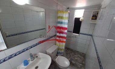 Hermosa Casa de Dos Pisos Ampliada con 2 Dormitorios, 1 Baño, Villa Los Jardines, Comuna de Quilicura.