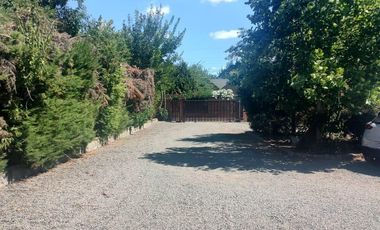 Se vende excelente casa en parcela de 5.000 m2 en loteo La Reina Talca