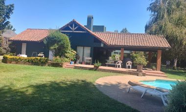 Se vende excelente casa en parcela de 5.000 m2 en loteo La Reina Talca
