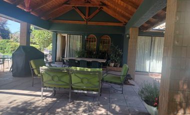 Se vende excelente casa en parcela de 5.000 m2 en loteo La Reina Talca