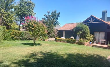 Se vende excelente casa en parcela de 5.000 m2 en loteo La Reina Talca