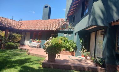 Se vende excelente casa en parcela de 5.000 m2 en loteo La Reina Talca