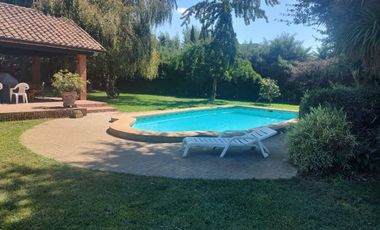 Se vende excelente casa en parcela de 5.000 m2 en loteo La Reina Talca