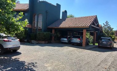 Se vende excelente casa en parcela de 5.000 m2 en loteo La Reina Talca