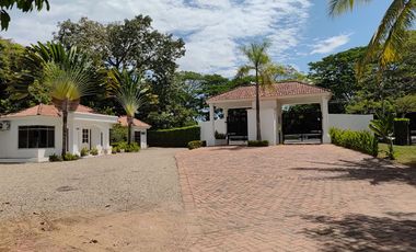 Venta Casa Campestre 460 m² con Piscina y Jacuzzi - Condominio La Colina, Girardot/Melgar.