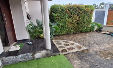 Rumah modern di kompleks Riverside Park kota Mataram