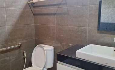 Rumah modern di kompleks Riverside Park kota Mataram