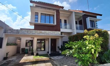 Rumah modern di kompleks Riverside Park kota Mataram