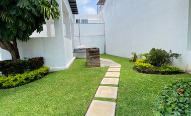 Casa en privada con seguridad , roof garden y alberca