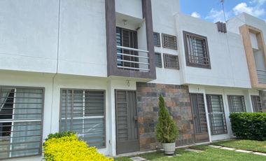 Casa en privada con seguridad , roof garden y alberca