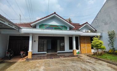 Investasi Tepat! Rumah Strategis 2 Lantai di Pekalongan, Depan Jalan Utama