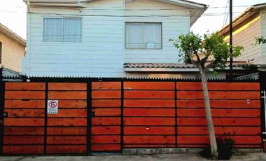 Se Vende Funcional y Amplia casa de dos pisos, Villa Los Canelos, comuna de Quillota