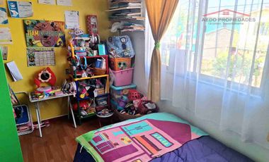 Se Vende Funcional y Amplia casa de dos pisos, Villa Los Canelos, comuna de Quillota