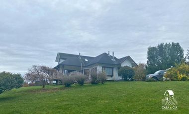 Casa en Puerto Octay con 4 dormitorios y 2 baños