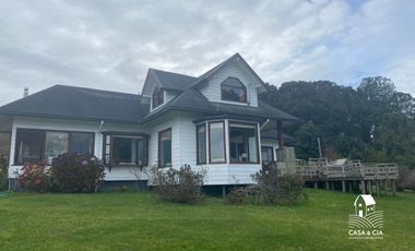 Casa en Puerto Octay con 4 dormitorios y 2 baños