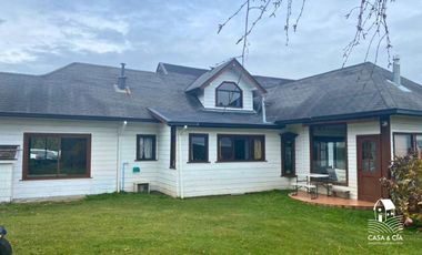 Casa en Puerto Octay con 4 dormitorios y 2 baños